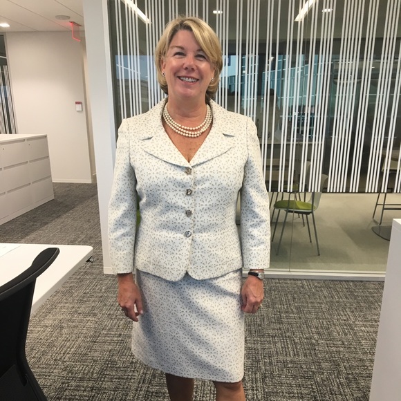 Meet your Posher, Elizabeth - Picture 1 of 2